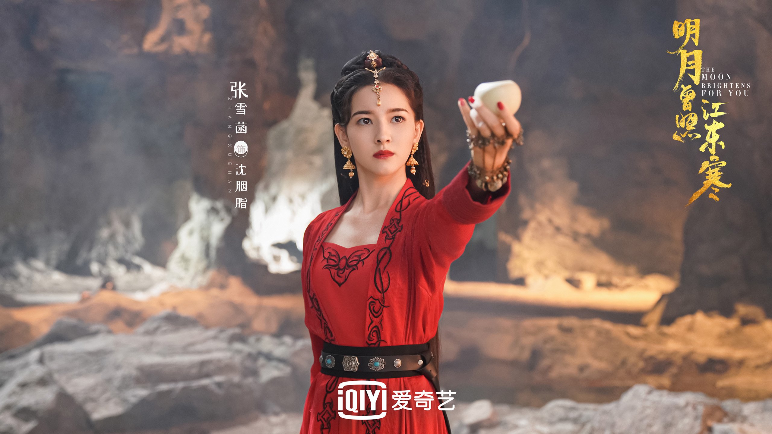 “东安湖体育公园龙舟赛：队员齐心协力争夺荣耀”